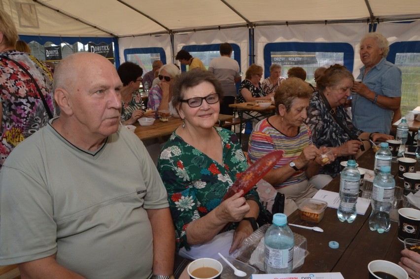 Seniorzy z Bytowa bawią się na pikniku zorganizowanym w ramach projektu Senio-RITA| ZDJĘCIA+WIDEO