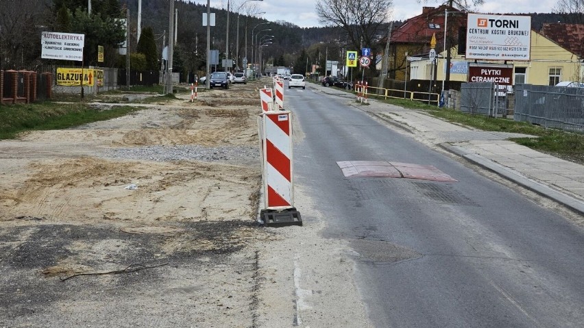 Ulica Warszawska w Kielcach rozkopana a robotników nie ma. Kiedy zakończą się prace i wróci ruch na całą jezdni? 