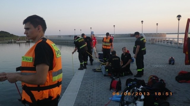 Kilka minut po godzinie 19.00 dyspozytor straży pożarnej w Węgorzewie otrzymał informację od policji, że na plaży miejskiej prawdopodobnie utopił się mężczyzna. Po przybyciu na miejsce strażacy podjęli akcję ratowniczą polegającą na przeszukaniu dna kąpieliska przez nurków z KP PSP w Węgorzewie, Specjalistycznej Grupy Wodno Nurkowej z KP PSP w Giżycku oraz ratowników z  Mazurskiego Ochotniczego Pogotowia Ratunkowego.

Czytaj też: Kronika policyjna Ostróda: pocisk przeciwpancerny znaleziony na polu