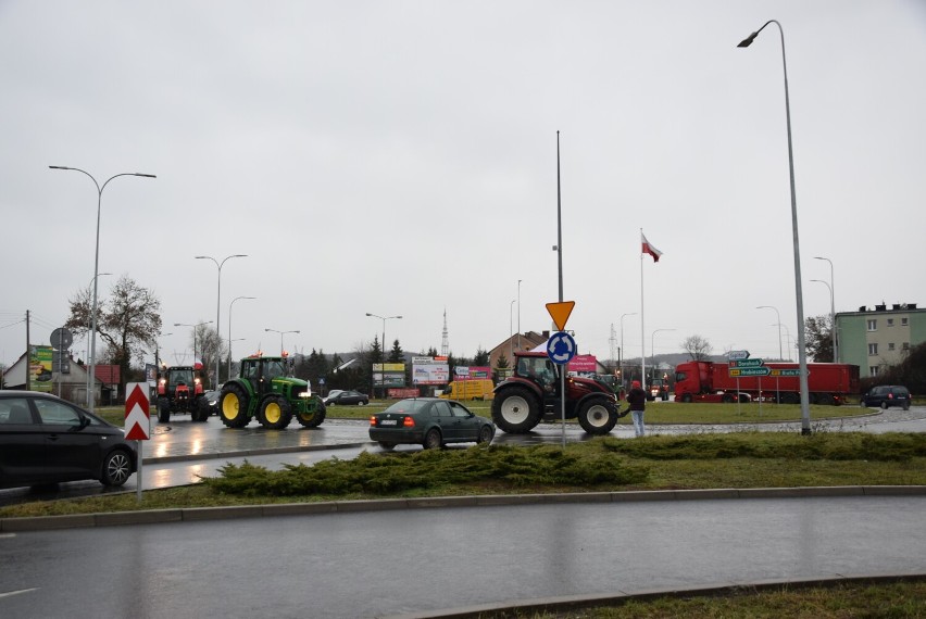 Protest rolników z AGROunii w Chełmie. Blokowana jest ulica Rejowiecka. Samochody  ciężarowe muszą omijać miasto