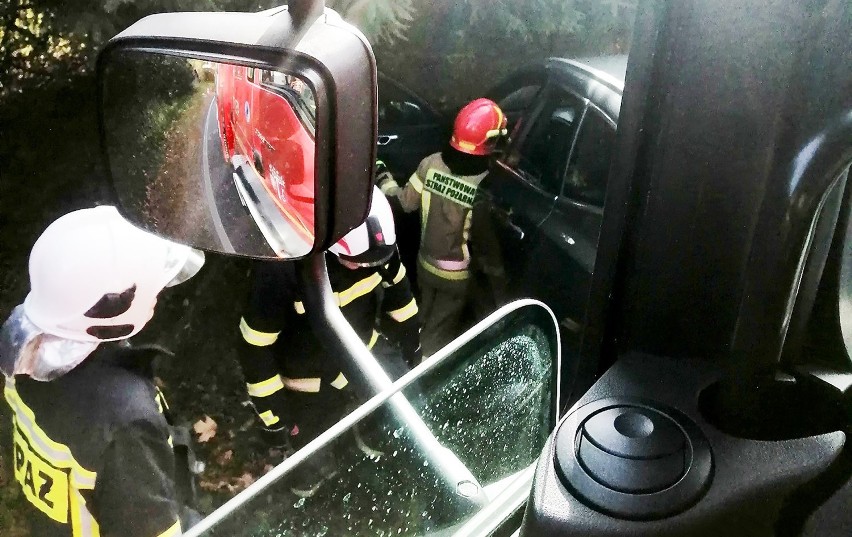 Mężczyzna zasłabł za kierownicą. Samochód rozbił się na drodze pod Limanową