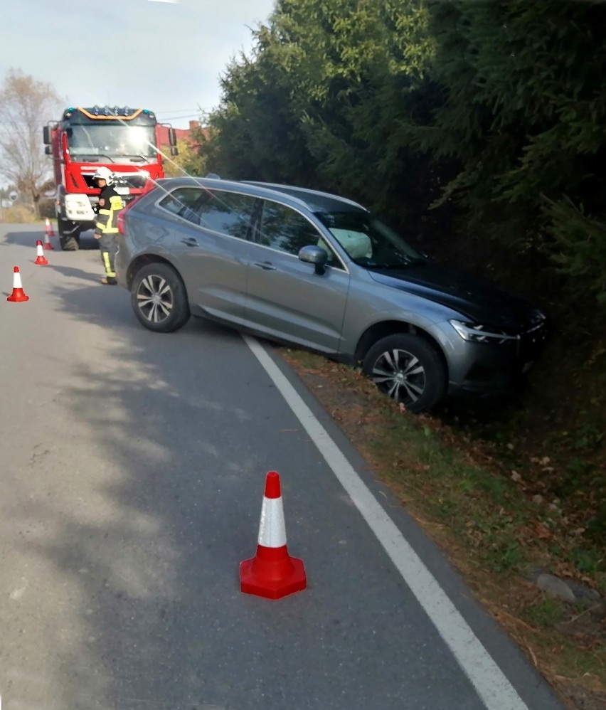 Mężczyzna zasłabł za kierownicą. Samochód rozbił się na drodze pod Limanową