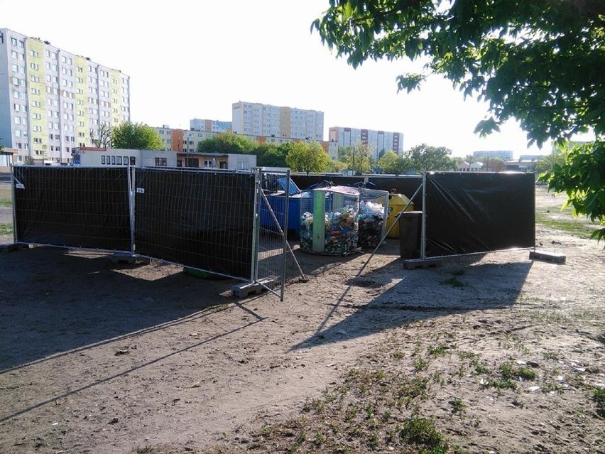 Śmietniki na ulicy Dziewińskiej we Włocławku zostały ogrodzone!