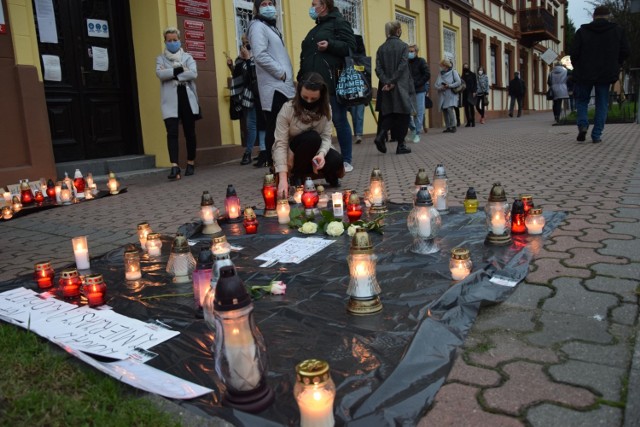 Protest kobiet przed biurem PiS w Zduńskiej Woli