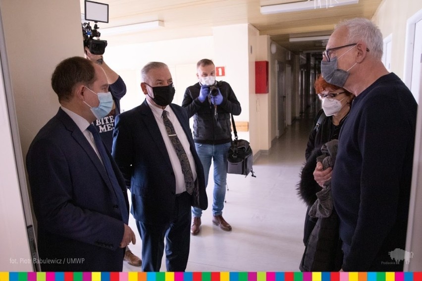 W niedzielne południe szpital w Łomży zaczął szczepienia antycovidowe (zdjęcia)