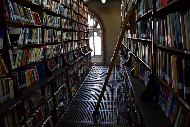 Nie tylko przez samych studentów, ale i przez pracowników Biblioteka Uniwersytecka na Szajnochy był nazywana wrocławskim Hogwartem. Wysokie sufity, ogromne, stare regały i sam klimat tego budynku można było porównać do sal uczelni czarodziejów z sagi o Harrym Potterze, a magazyn, do którego wstęp mieli tylko nieliczni, przypomina dziś Dział Ksiąg Zakazanych biblioteki Hogwartu.