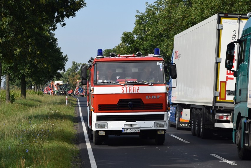 Bus wbił się w naczepę ciągnika siodłowego. Poszkodowanego kierowcę zabrał LPR [ZDJĘCIA]