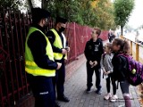 WSCHOWA. Policjanci rozdawali młodszym uczniom odblaski, a z młodzieżą rozmawiali o alkoholu i dopalaczach [ZDJĘCIA] 
