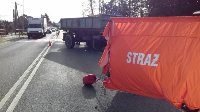Wypadek na przejściu dla pieszych w Krośnie. 85-latek zginął pod kołami ciężarówki [ZDJĘCIA, WIDEO]