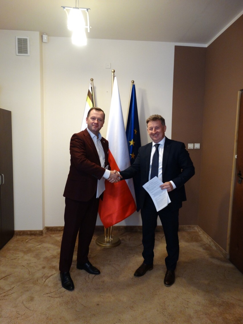 Wójt Paweł Królak oraz Michał Lulis, prezes MKL-BUD podpisali umowę na realizację inwestycji