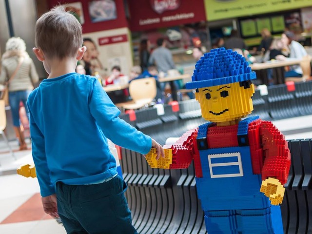 Weekend z parkiem rozrywki LEGOLAND Billund

W weekend 9-10 kwietnia w Centrum Handlowym Bielany we Wrocławiu odbędzie się wielki, otwarty i rodzinny event z parkiem rozrywki LEGOLAND Billund. Dzieci i rodzice będą mogli przenieść się do niesamowitego świata zbudowanego z kultowych klocków LEGO®, oddać się kreatywnej zabawie klockami LEGO oraz wygrać atrakcyjne nagrody.

W sobotę 19 marca, w duńskim miasteczku Billund, odbyło się uroczyste otwarcie nowego sezonu turystycznego 2016. Wszystkie dzieci i ich rodzice z całego świata znowu mogą bawić się w niesamowitym świecie zbudowanym z ponad 58 milionów kultowych klocków LEGO. 

Aby pokazać polskim rodzinom, jak niezapomniane wakacje mogą spędzić w LEGOLAND Billund, w weekend 9-10 kwietnia w Centrum Handlowym Bielany we Wrocławiu zostanie zorganizowany wielki, otwarty event, podczas którego dzieci i rodzice będą mieli możliwość zapoznania się z wybranymi atrakcjami z parku rozrywki. Będzie dostępnych m.in. kilkanaście budowli i postaci z klocków LEGO (do niektórych można nawet wejść!), elektryczne samochodziki, na których można przejechać się po wyznaczonym torze, stoliki z klockami LEGO, z których dzieci mogą zbudować wszystko, co przyjdzie im głowy czy strefa multimedialna z interaktywną grą. Odbędą się też konkursy, w których będą do wygrania atrakcyjne nagrody m.in. zestawy klocków LEGO, bilety do LEGOLANDU, a nawet rodzinny pobyt w LEGOLAND Billund Resort.