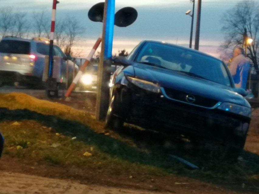 Pijany kierowca rozbił się na przejeździe kolejowym w Tomaszowie Maz. Przed dalszą jazdą powstrzymali go świadkowie [ZDJĘCIA]