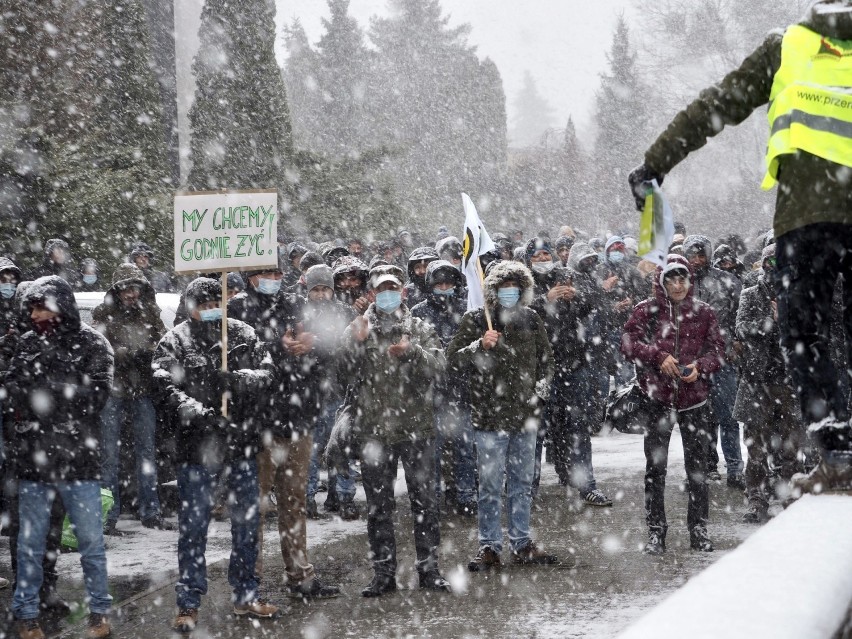 Lublin. Protest związkowców przed siedzibą Lubelskiego Węgla Bogdanka. Związek zawodowy „Przeróbka” domaga się podwyżek od zarządu