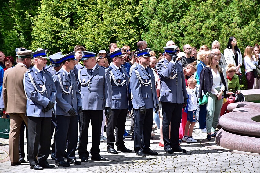 Odznaczenia i awanse dla policjantów z komendy powiatowej w Gorlicach. W Wysowej odbyły się obchody Święta Policji