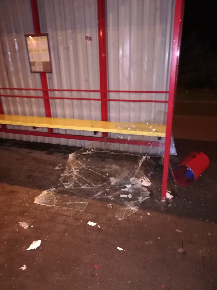 Wandale nie próżnują w Koninie . Zbita szyba na przystanku autobusowym, zniszczone ławki i uszkodzona "marionetka"