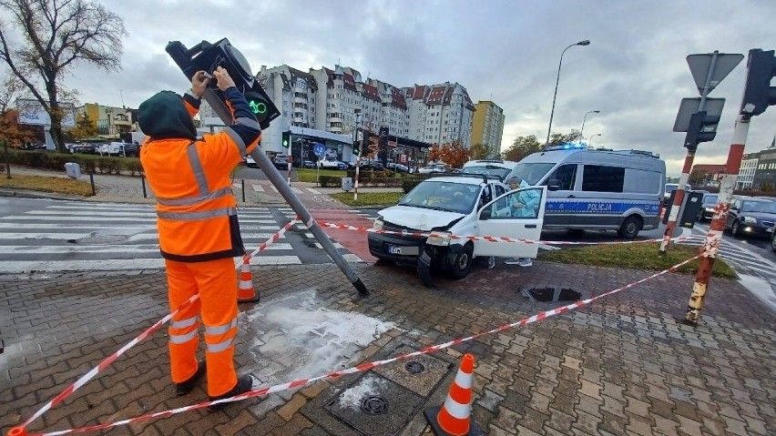 Po wypadku na Popowicach pieszy z licznymi obrażeniami ciała...