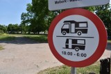 W Malborku chcą ograniczeń dla kamperów, którymi turyści parkują gdzie chcą. To koniec zasady "wolnoć Tomku w swoim domku"? 