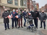 Członkowie PiS rozdawali biało-czerwone chorągiewki na ulicach Lęborka