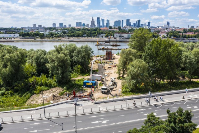 Trwa budowa mostu pieszo-rowerowego na Pragę. Pirs gotowy, widoczne już trzy podpory