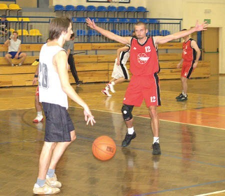 Koszykarze PRO System (na czerwono) czekają na rozpoczęcie czwartej edycji rozgrywek GALK.