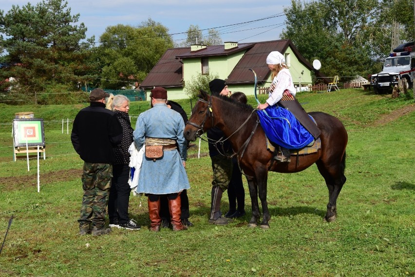 Gładyszów. Lisowczykowe Harce w Starej Cegielni zgromadziły najlepszych łuczników z kraju. Było dużo pięknych koni i sporo emocji [ZDJĘCIA]