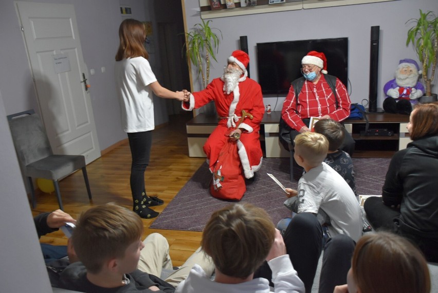 Mikołaje z "prezentami kopertowymi" zawitali do placówki opiekuńczo-wychowawczej przy ul. Piłsudskiego w Stargardzie