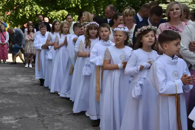 W parafii św, Hieronima w Raciążku 24 uczniów klas III przystąpiło do Pierwszej Komunii Świętej