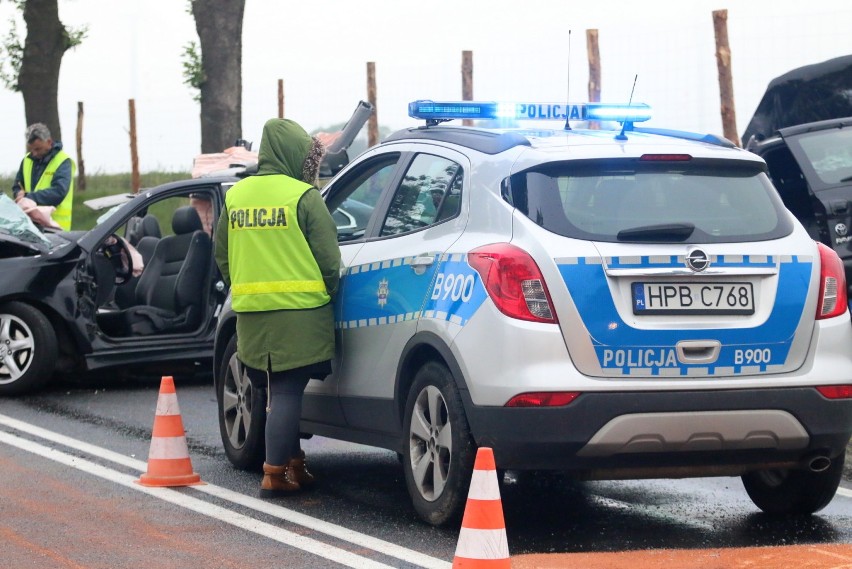 Nielubia: Wypadek na DK 12. Czołowe zderzenie dwóch aut. ZDJĘCIA