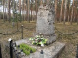 Obelisk upamiętniający zamordowanych... - Miedzichowo [zdjęcia]