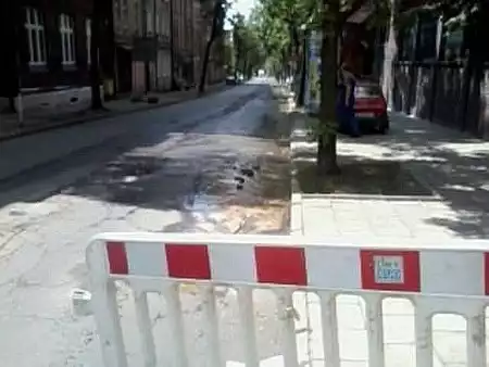 Zdjęcia (zrobione telefonem) przedstawiają lejącą się wodę na ulicy Kasprowicza. W dniu wykonania zdjęcia minął dokładnie tydzień od powstania usterki.