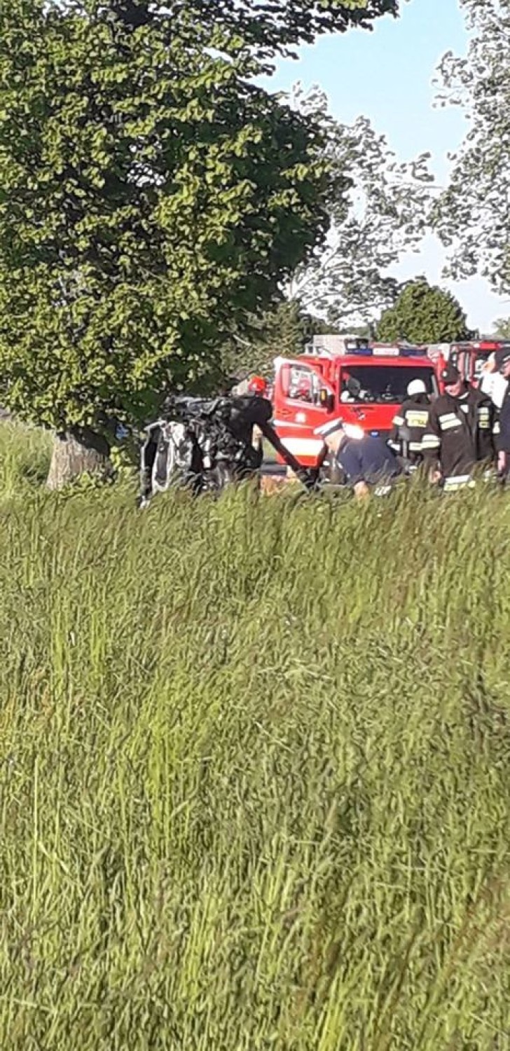 Wypadek między Rokocinem a Sucuminem. Jedna z osób poszkodowanych zabrana lotniczym pogotowiem