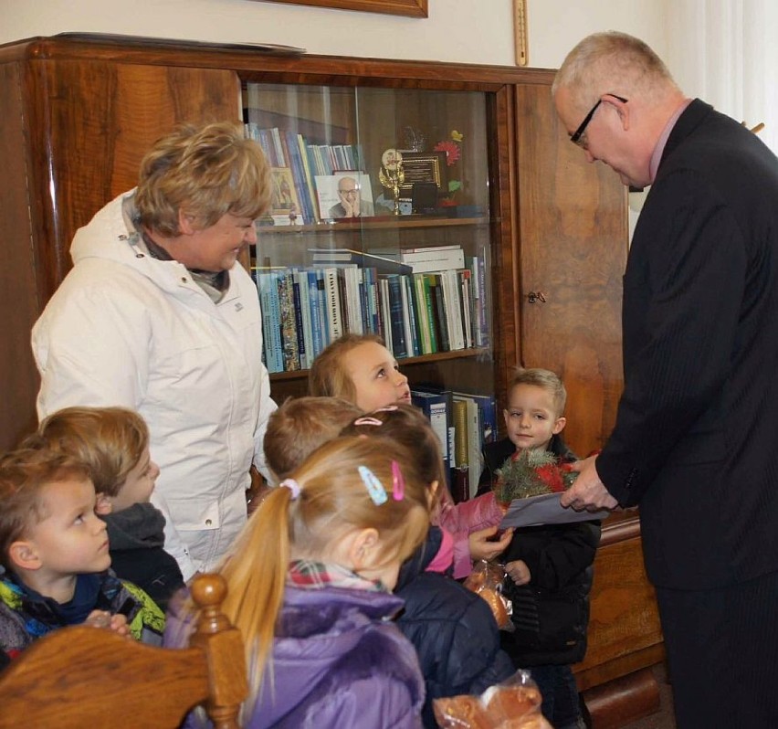 Dzieci od prezydenta Ryszarda Brejzy otrzymały pluszaki.