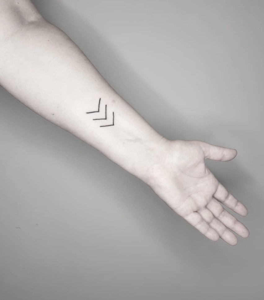 Ten tatuaż to 3 minimalistyczne strzałki wykonane techniką...
