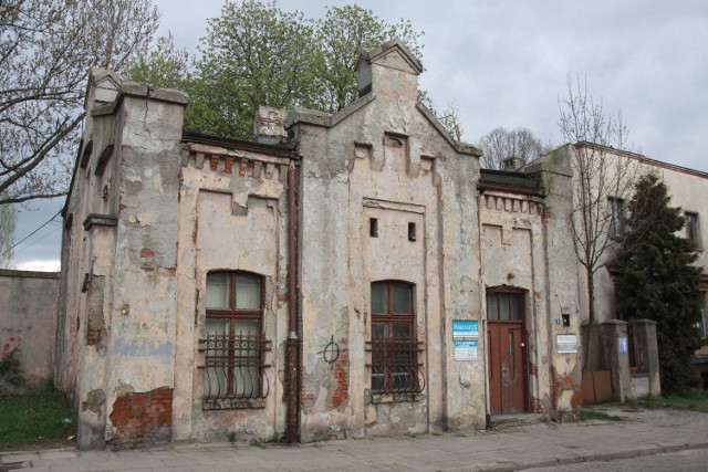 Stylowa i zaniedbana portiernia stoi przy wjeździe do dawnych zakładów Jarocińskiego od strony ul. Targowej