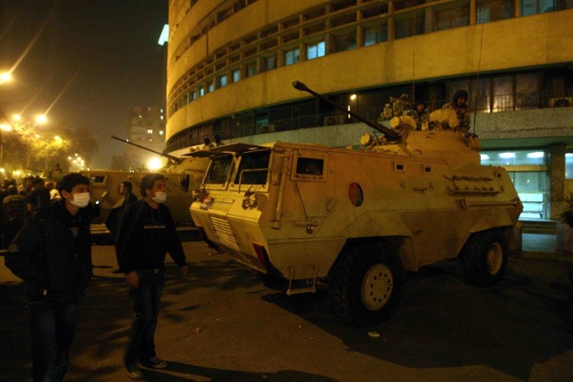 Armia egipska zabezpiecza budynki radia i telewizji w Kairze