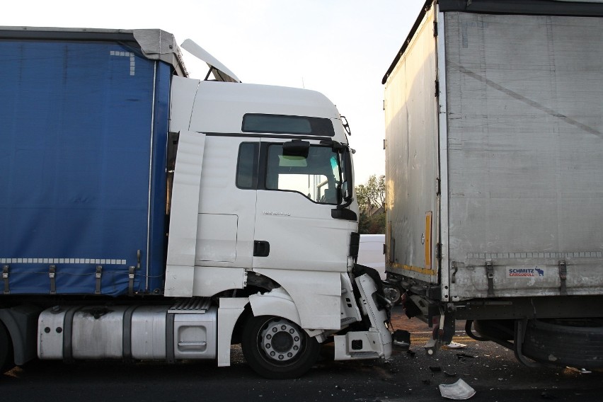 Wypadek (kolizja) ciężarówek na DK1 w Kargał Lesie....