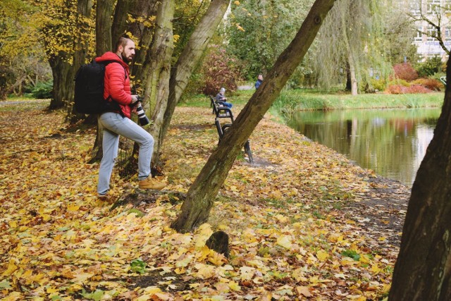 Uczestnicy zajęć to osoby w różnym wieku, preferujące odmienne rodzaje i style fotografii