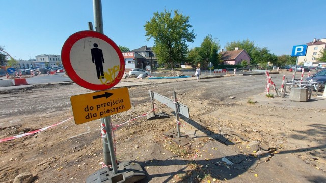 Zakaz ruchu pieszych w miejscu dawnego przejścia przez ul. Zwycięstwa (18.08.2022)