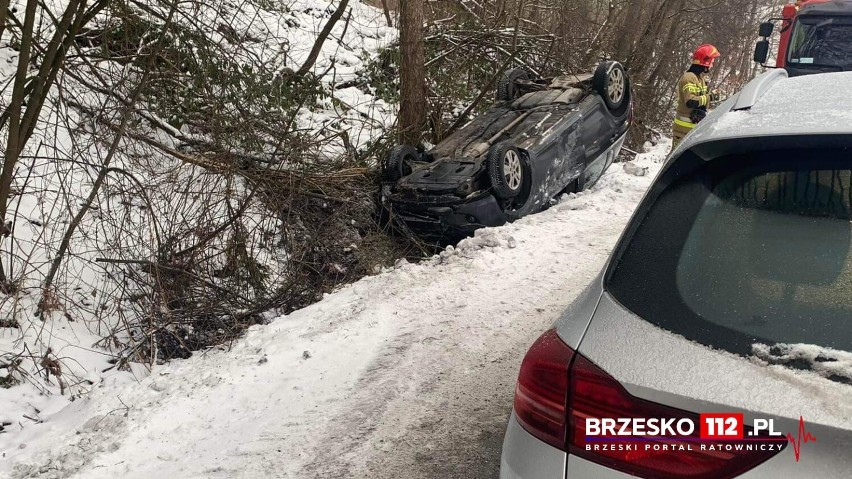 Dachowanie w Porębie Spytkowskiej, kierowca stracił...