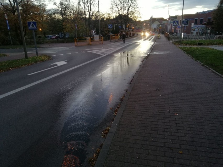 Wyciek wody w centrum Goleniowa. W nocy zakręcą zawory