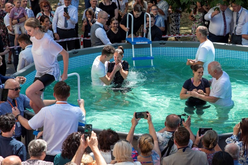 Chrzest podczas kongresu Świadków Jehowy; Hala CRS przy ul....