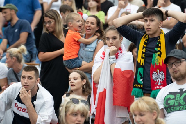 Setki jastrzębian w strefie kibica. Dopingowali Polskę z całych sił,