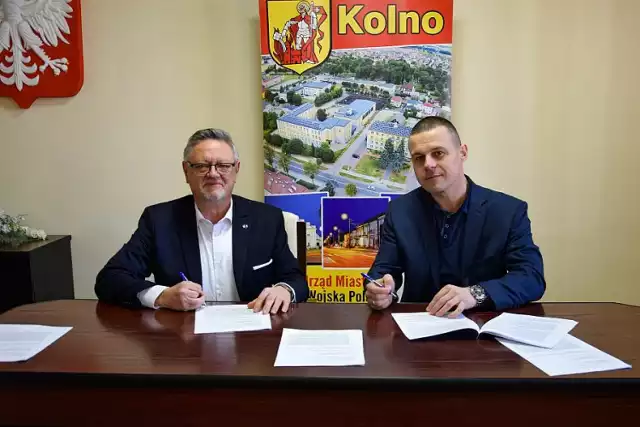 Burmistrz Kolna podpisał umowy na przebudowę ulic Strażackiej, Senatorskiej, Łabno Małe oraz budowę ul. Okrzei