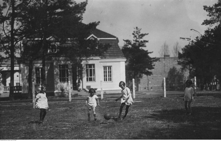 Przed 1939 rokiem. Zabawa dzieci przed dworem