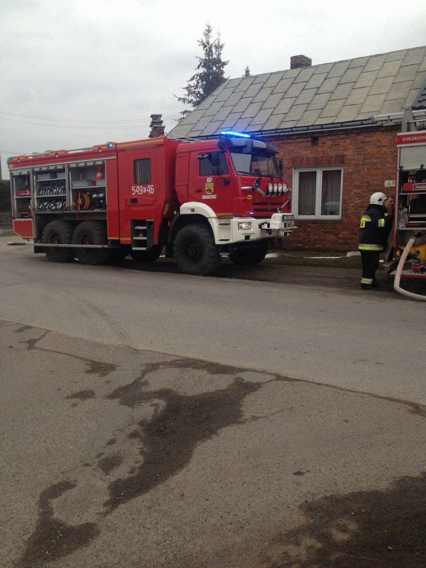 Pożar domu jednorodzinnego w Twardej koło Tomaszowa Maz. Kobieta z objawami zatrucia trafiła do szpitala [ZDJĘCIA]