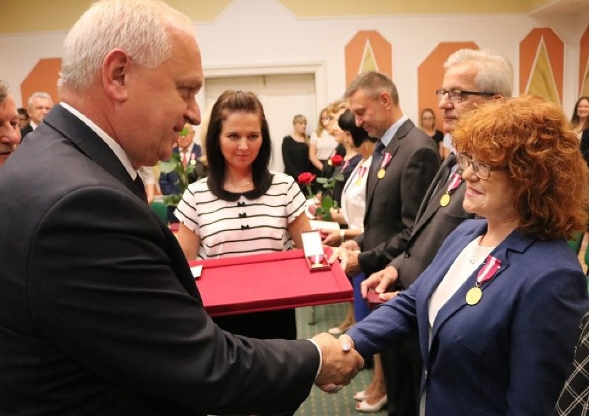 15 pracownikom urzędu miejskiego w Zbąszynku wręczono Złote Medale za Długoletnią Służbę [zdjęcia]