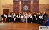 Stypendia burmistrza dla młodych i zdolnych mieszkańców gminy Uniejów. Nagrodzono 25 studentów oraz 27 uczniów szkół średnich ZDJĘCIA