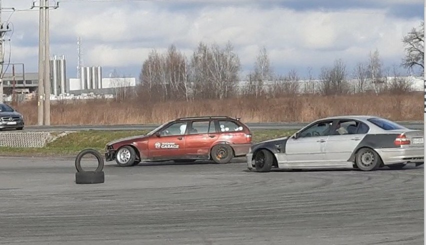 Amatorzy driftowania spotkali się na parkingu Port Radomsko,...