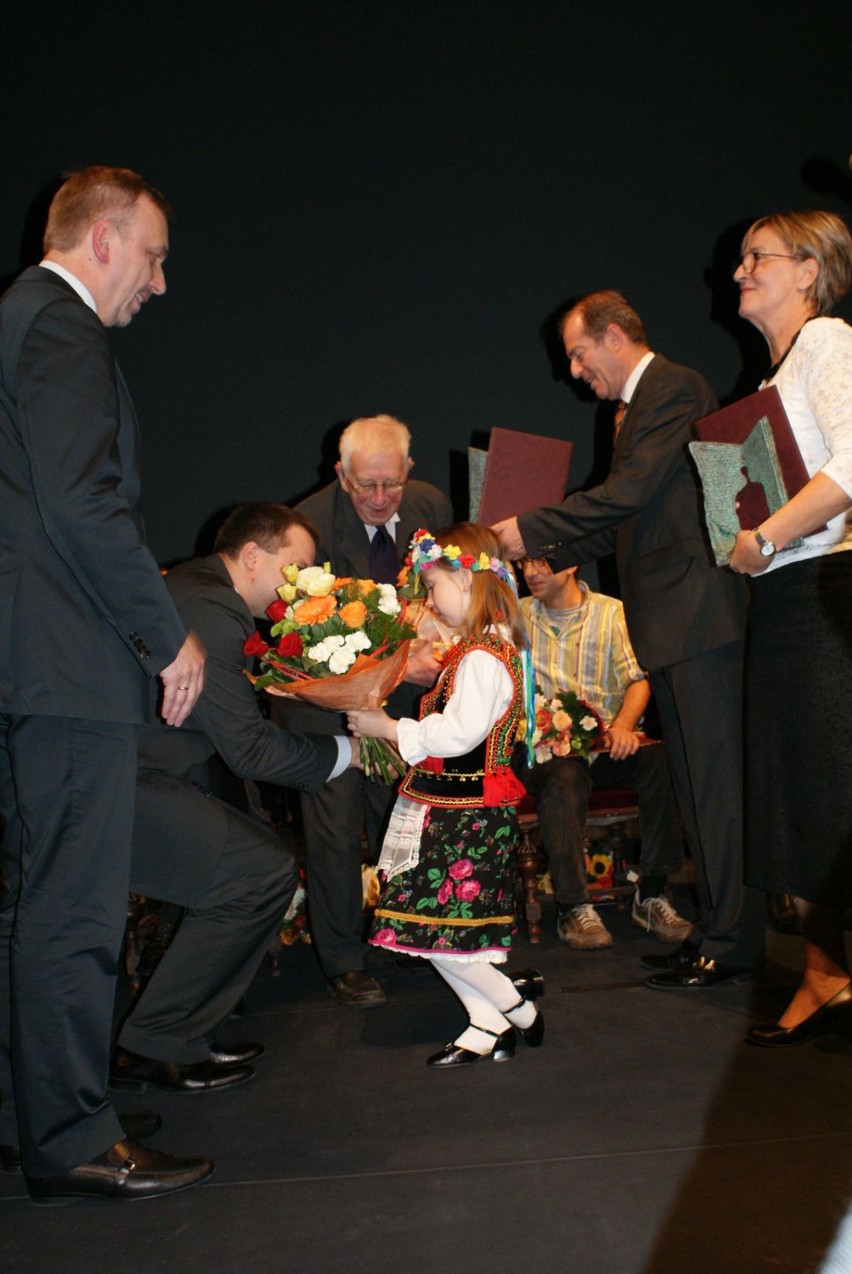 Wręczanie nagrody prof. Jerzemu Holzerowi.