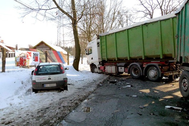 W środę około godziny 15 samochód ciężarowy scania jechał ul. Szczecińską w kierunku Konstantynowa.